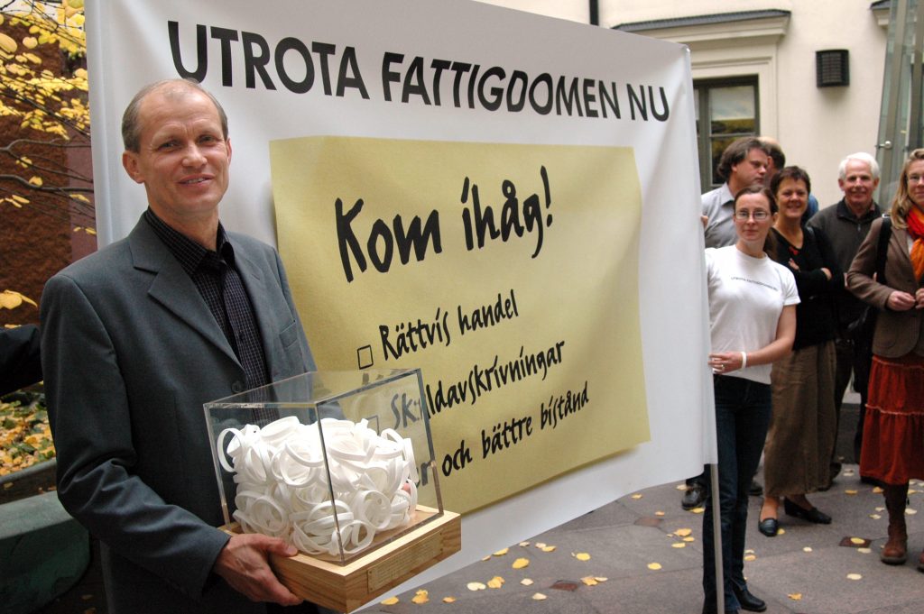 Torgny Holmgren, chef för UDs enhet för utvecklingspolitik, tar emot "pokalen" med vita band vid uppvaktningen 17 oktober 2006.